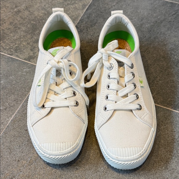 Cariuma Shoes - Cariuma White Canvas Sneakers with Green Accents